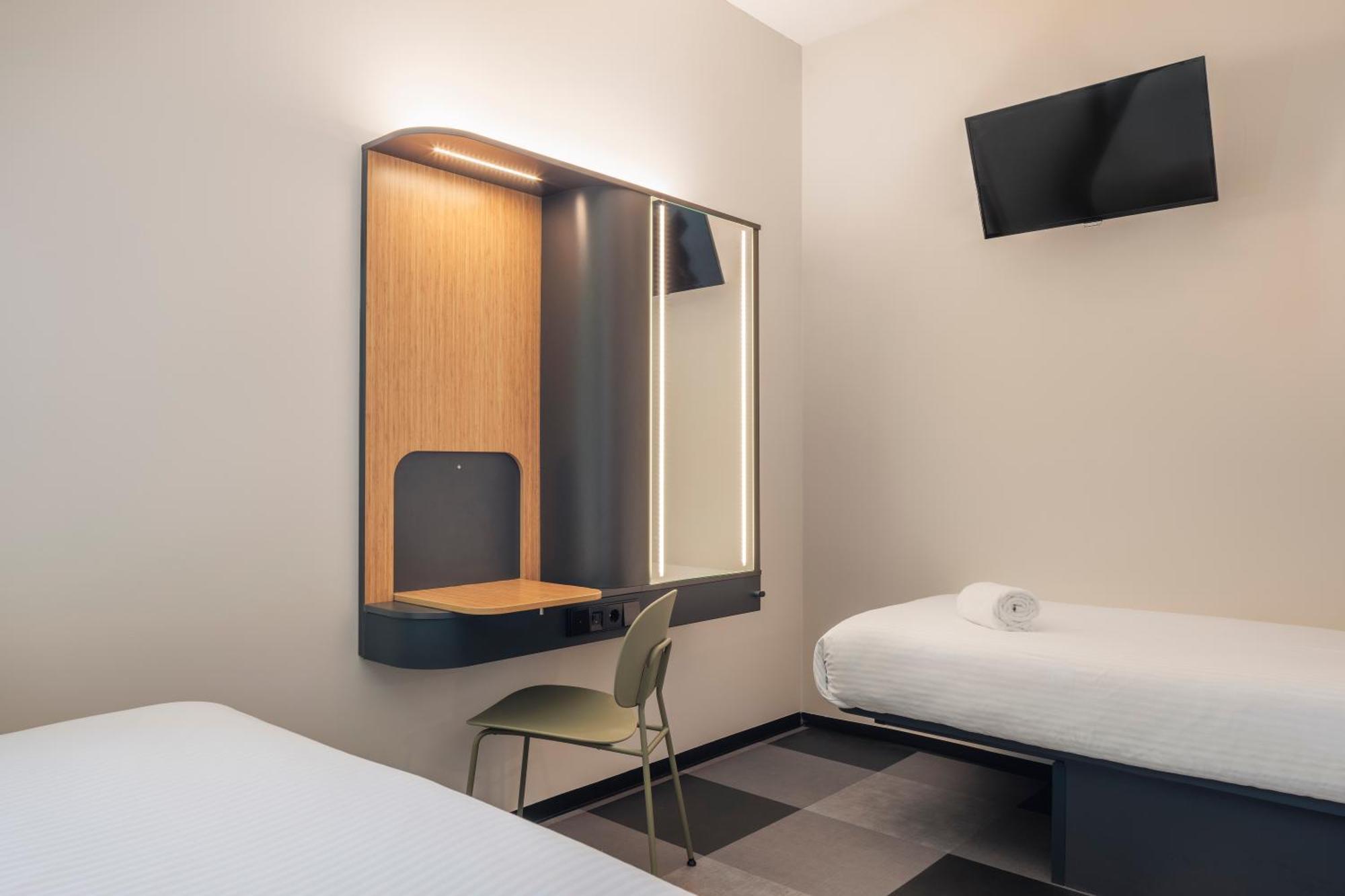 Maxhotel Amsterdam Airport Schiphol - Recently Renovated Хоофддорп Экстерьер фото